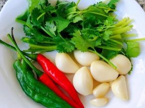 准备小米辣、杭椒、蒜、香菜