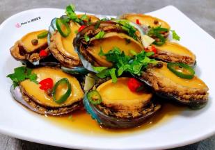 煨制入味的凉拌鲍鱼装入盘中就大功告成了