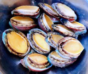 处理好的鲍鱼沥干水份备用