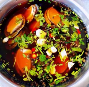 鲍鱼放入调好的料汁中盖上保鲜膜放入冰箱冷藏两个小时以上入味更佳