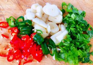 所有配料切碎备用