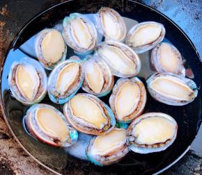 处理好的鲍鱼放入锅中添加适量清水放入少许盐大火煮起来