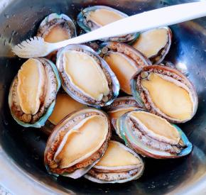 每个鲍鱼用牙刷里外轻轻的刷洗去掉杂质后洗净沥干水份