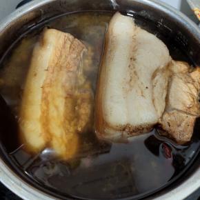 五花肉洗净放入电压力锅内胆中，放入八角，桂皮，香叶，干辣椒，花椒，生姜，盐，老抽，料酒，加入适量的水，盖上盖子，按煮饭键（6分钟）即可！如果没有电压力锅，放在锅里煮，煮至肉皮能轻松用筷子扎透即可！