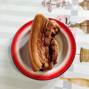 煮好的五花肉捞出晾凉！