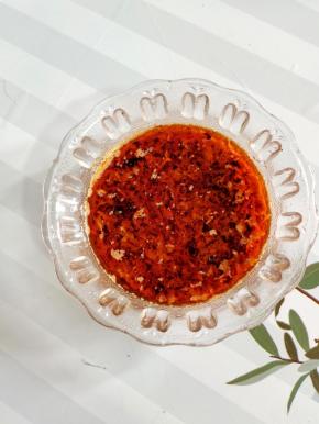 碗中放入两勺蒜泥，两勺生抽，一勺香醋，一勺鸡精，一勺白糖，一勺辣椒油，一勺香油，一勺花椒油搅拌均匀调成料汁儿！