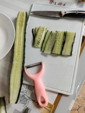 黄瓜洗净，用削皮刀削成薄片，再切成和肉片长短一致的段儿！