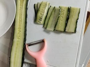 黄瓜洗净，用削皮刀削成薄片，再切成和肉片长短一致的段儿！