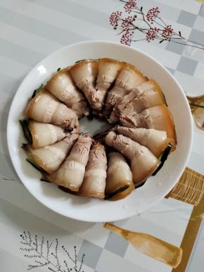 对折起来，摆放在盘子里！