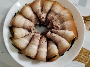 对折起来，摆放在盘子里！