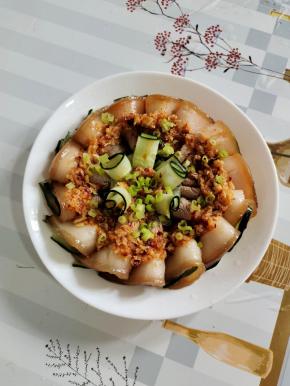 淋上调好的料汁儿，撒上适量的葱花即可食用！