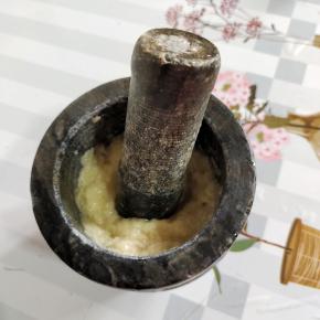 蒜瓣放入对窝中，加少许盐，捣成蒜泥备用！