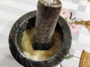 蒜瓣放入对窝中，加少许盐，捣成蒜泥备用！