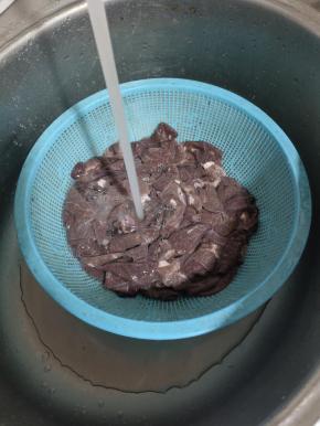 用凉水洗净血水控干水分！加姜 葱 花椒 白糖 豆瓣酱 盐 生粉 料酒 胡椒粉 剁椒 干辣椒腌制半个小时 ，可以加一点红泡椒一起炒，（芡粉 老抽 啤酒 油调汁）