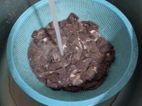 用凉水洗净血水控干水分！加姜 葱 花椒 白糖 豆瓣酱 盐 生粉 料酒 胡椒粉 剁椒 干辣椒腌制半个小时 ，可以加一点红泡椒一起炒，（芡粉 老抽 啤酒 油调汁）