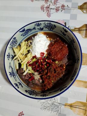 加姜 葱 花椒 白糖 豆瓣酱 盐 生粉 料酒 胡椒粉 剁椒 干辣椒！