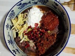 加姜 葱 花椒 白糖 豆瓣酱 盐 生粉 料酒 胡椒粉 剁椒 干辣椒！