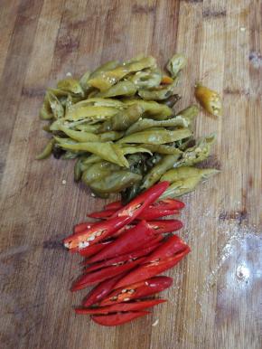 泡椒清洗一下，切成块备用！