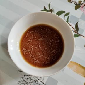 碗中放入一勺淀粉，一勺老抽，适量的啤酒，适量的油搅拌均匀调成料汁儿！