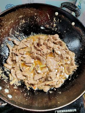 起锅烧油，放入腌制好的猪肝爆炒至猪肝变色！