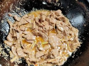 起锅烧油，放入腌制好的猪肝爆炒至猪肝变色！