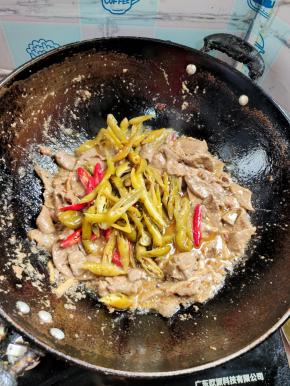 放入泡椒翻炒均匀！