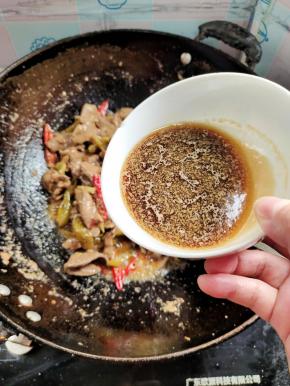 倒入调好的料汁儿！