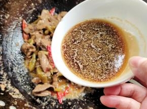 倒入调好的料汁儿！