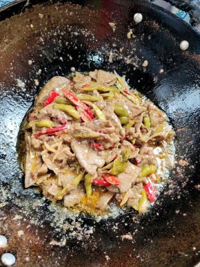 翻炒片刻即可出锅！