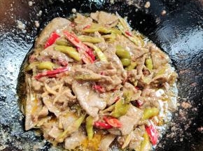 翻炒片刻即可出锅！