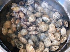 花甲放入清水中撒少许盐浸泡半小时让花甲吐吐沙子
