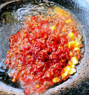 锅中倒入底油加热放入蒜片爆香再放入蒜蓉辣椒酱大火快速翻炒均匀