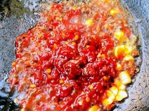 锅中倒入底油加热放入蒜片爆香再放入蒜蓉辣椒酱大火快速翻炒均匀