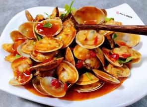 香辣可口的蒜蓉辣椒酱炒花甲装入盘中就大功告成了