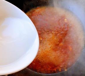 添加适量清水烧开淋入水淀粉勾芡