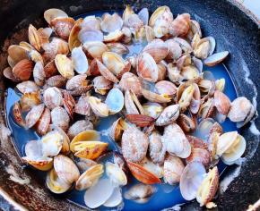 花甲放入锅中添加少许清水大火煮开