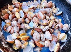 花甲放入锅中添加少许清水大火煮开