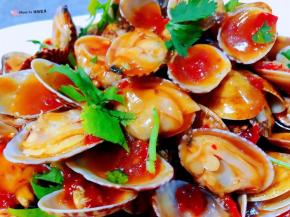 花甲入口鲜嫩多汁混搭着蒜蓉辣椒酱独有的味道真是让人唇齿留香回味无穷