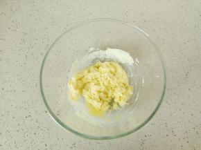 奶粉、糖粉、黄油放一起拌一下。