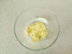 奶粉、糖粉、黄油放一起拌一下。