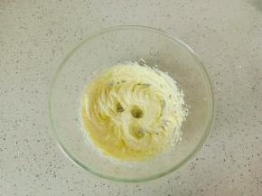 再用打蛋器搅拌至颜色变浅。