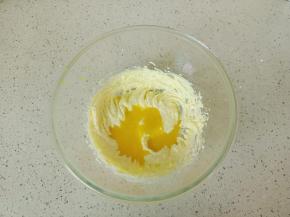 加入蛋黄液。