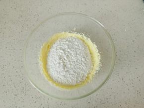 再筛入低筋面粉。