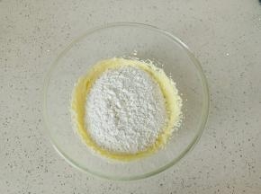 再筛入低筋面粉。