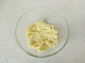 用刮刀拌均匀即可。