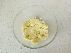 用刮刀拌均匀即可。