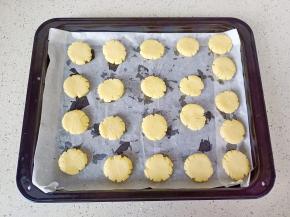 分成12克一个的面团，压扁。