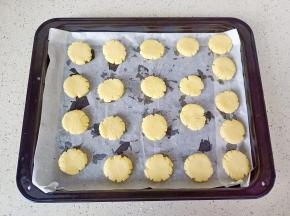 分成12克一个的面团，压扁。