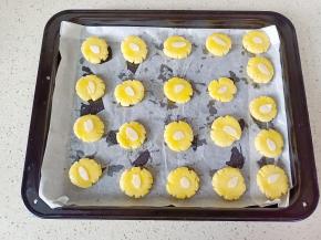 刷上蛋黄液，放一片杏仁。