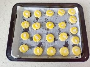 刷上蛋黄液，放一片杏仁。